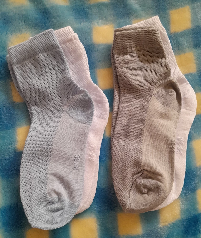 Хорошие носочки, одни с небольшим браком.
Заказала 2 комплекта одного размера, в одном из них на белых резинка чуть длинее.