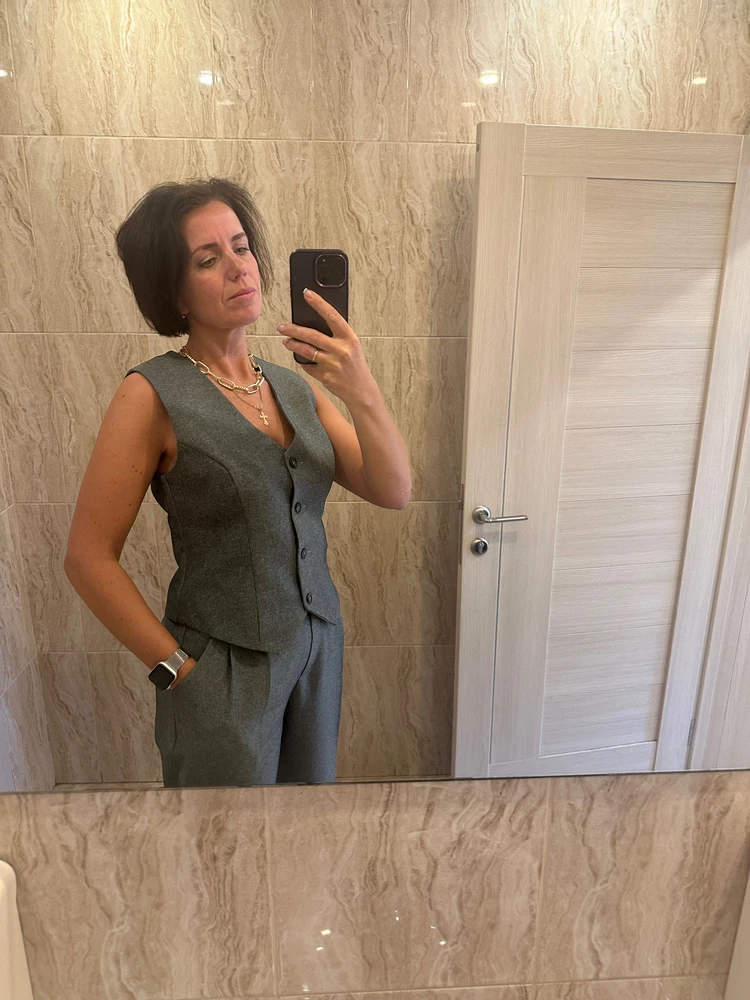 Купила весь комплект с брюками и пиджаком.
Четкий 46 размер.