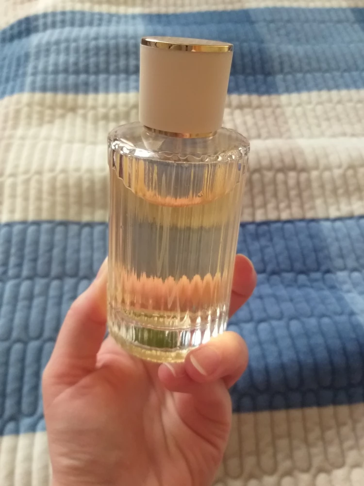 Пришёл хорошо упакованный в несколько слоёв пупырки. Качество флакона и внешний вид мне очень понравились) Духи перелила, всё работает