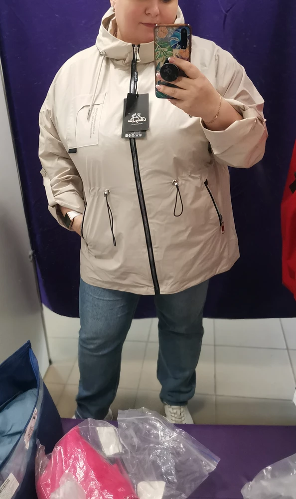 Если сравнивать с ветровкой дышащей этого же производителя, то взяла водонепроницаемую, она большемерит и действительно стройнит, на мой 58 - 60 прекрасно села, а вот дышащая такого же размера даже не сошлась. В остальном все прекрасно