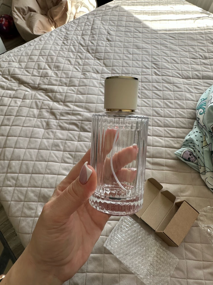 Треснула бутылка парфюма, искала  симпатичный и стеклянный флакон, чтоб перелить 80 мл , не нашла. Заказала  этот на 100мл. Супер качество, распыляет классно и отличный дизайн. Спасибо