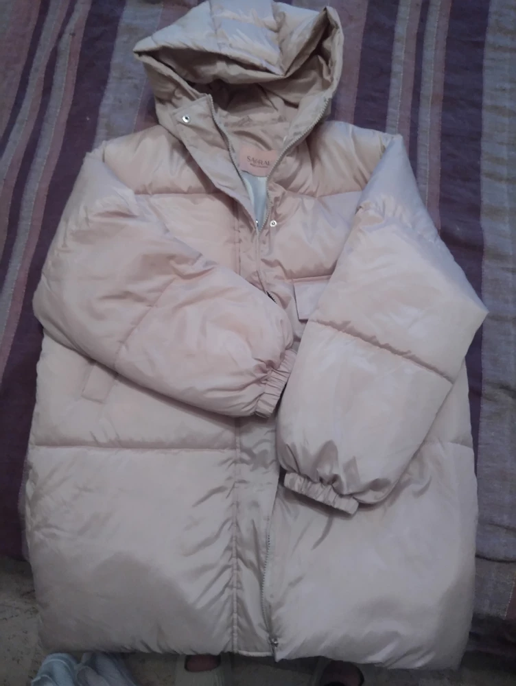 Куртка понравилась. Лёгкая, уютная, теплая. Для меня важно, что на рост 176 наконец то не короткие рукава). Сшита качественно, капюшон удобный.