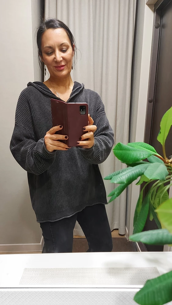 Хороший джемпер, качественный.Акрил не чувствуется, смотрится и ощущается, как хлопок.Мой размер 48,рост 174,бедра 98 .Надевала под куртку,удобно, не как пингвин.Рукава чуть длинноваты,но мне нравится так.Горчичный тоже брала посмотреть,он крутой,но выбрала этот,нравится эффект потёртости.Спасибо!