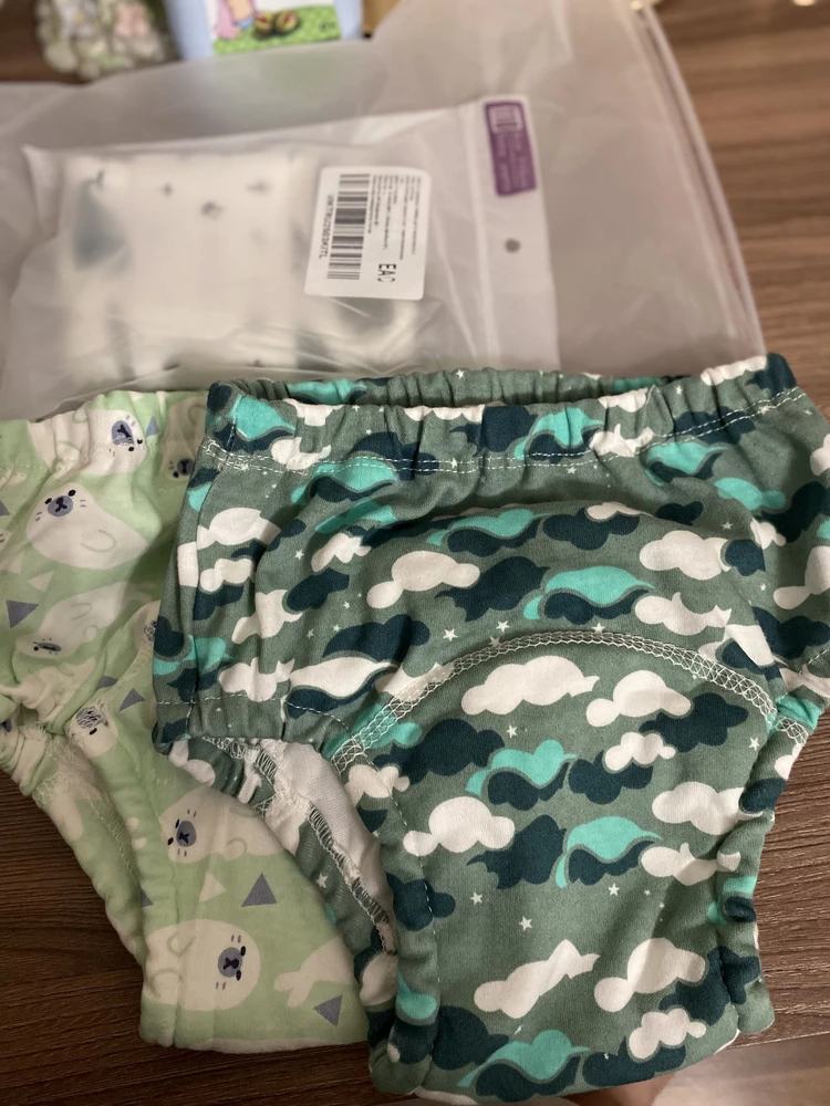 Просто отличнейшие трусики! Очень приятные на ощупь, сшиты аккуратно. Каждая пара трусиков упакована отдельно, все в пакетиках. В деле еще не опробывали. И наклеечка для горшочка в подарок -это супер! 👍🏻