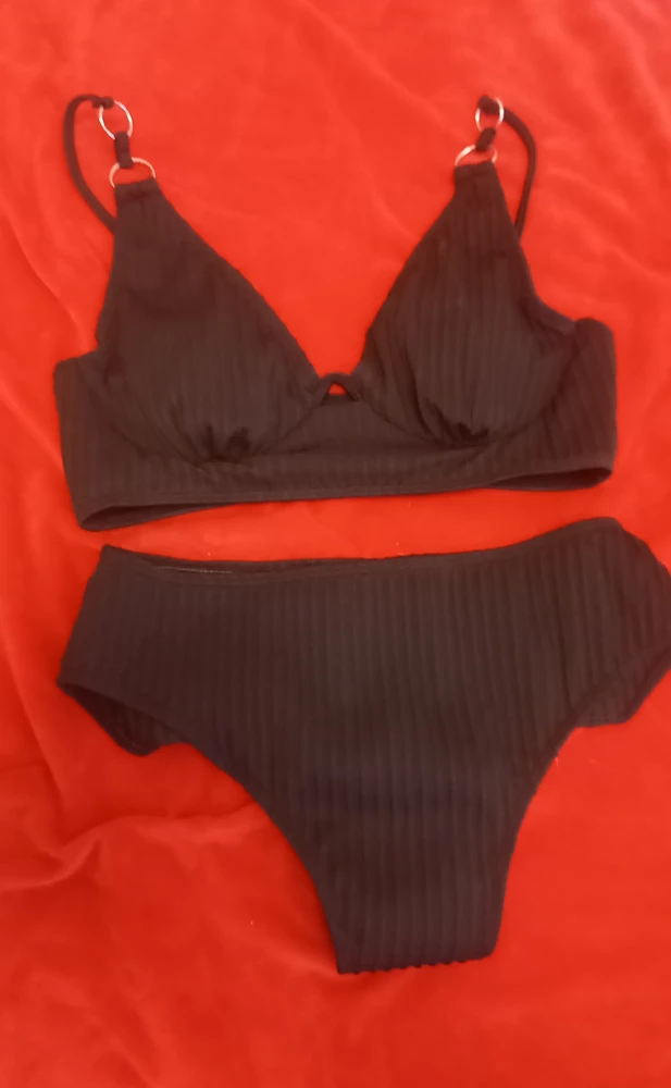 Классный купальник, хорошая плотная ткань ,  швы ровные , размер соответствует, смотрится огонь !