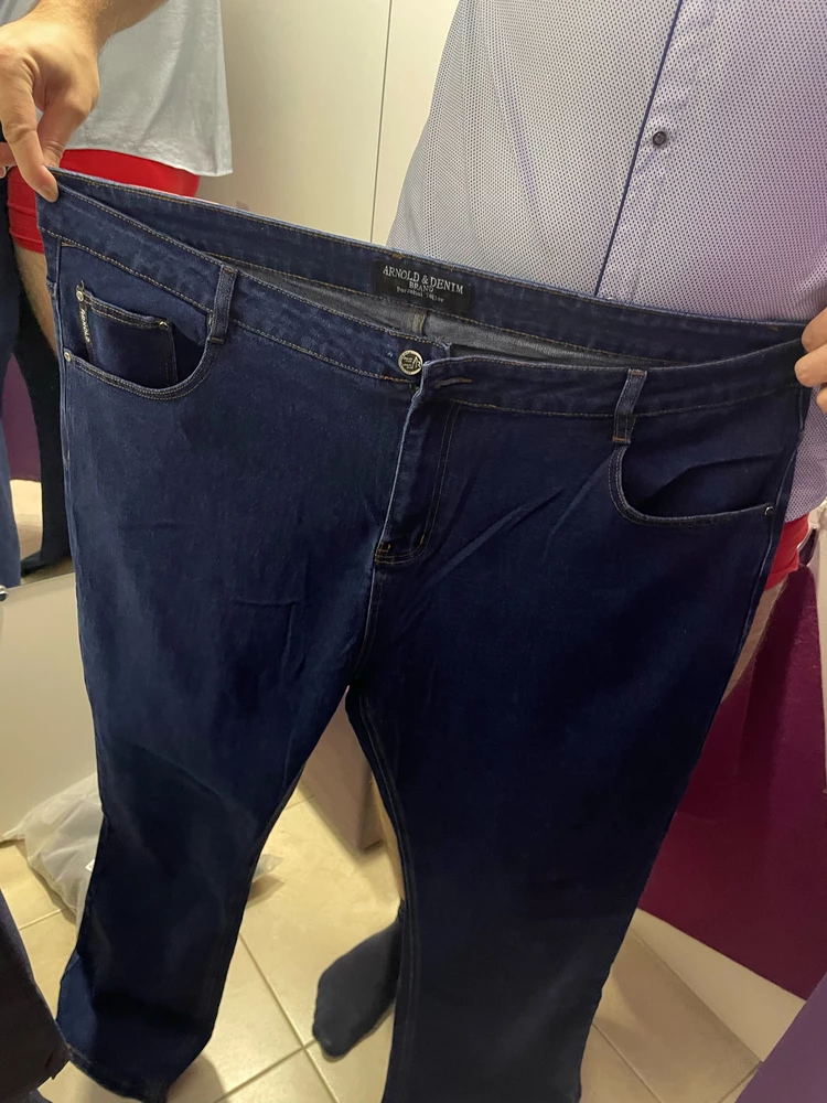 Во-первых, пришли не те джинсы, что на фото! Это очевидно. Во-вторых, они размером на Обеликса! Я заказала размер четко по размерной сетке. Жутко большемерят - размера на 2-3🤪 Обманываете покупателей, полное разочарование в продавце.