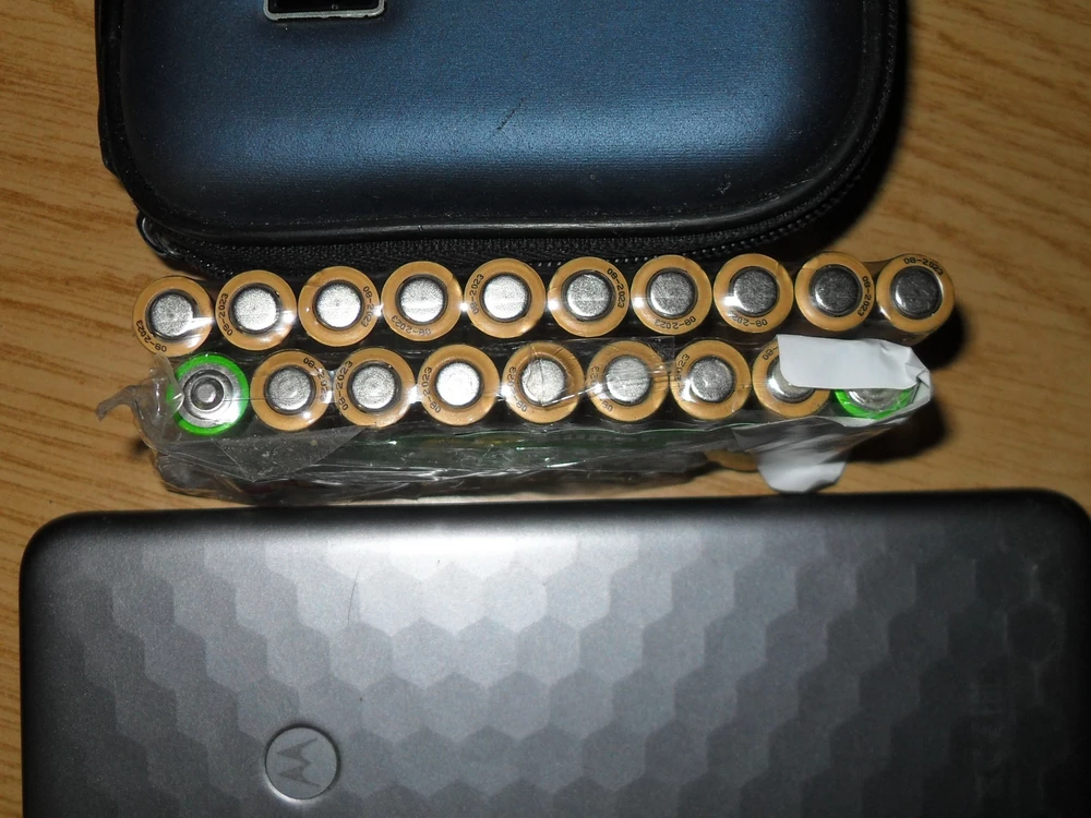 Претензия не к производителю а к Вайлдберрис! Примите меры по пресечению воровства на промежуточных пунктах или на складе формирования. Заказано три комплекта батареек по 10 штук, получено 29 штук. Одна упаковка вскрыта по пути следования в пункт выдачи, вытащена одна батарейка, заводская упаковка нарушена и переклеена вручную. Мелочь а неприятно!