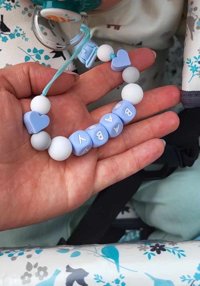 Хорошие держатели,малышу нравится их грызть, силикон хороший,без запаха 👍