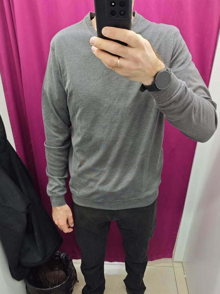 На рост 195 рукава не короткие, джемпер сел отлично. Смотрится хорошо, хоть с джинсами хоть с брюками. Ниток торчащих не обнаружено, к покупке рекомендую