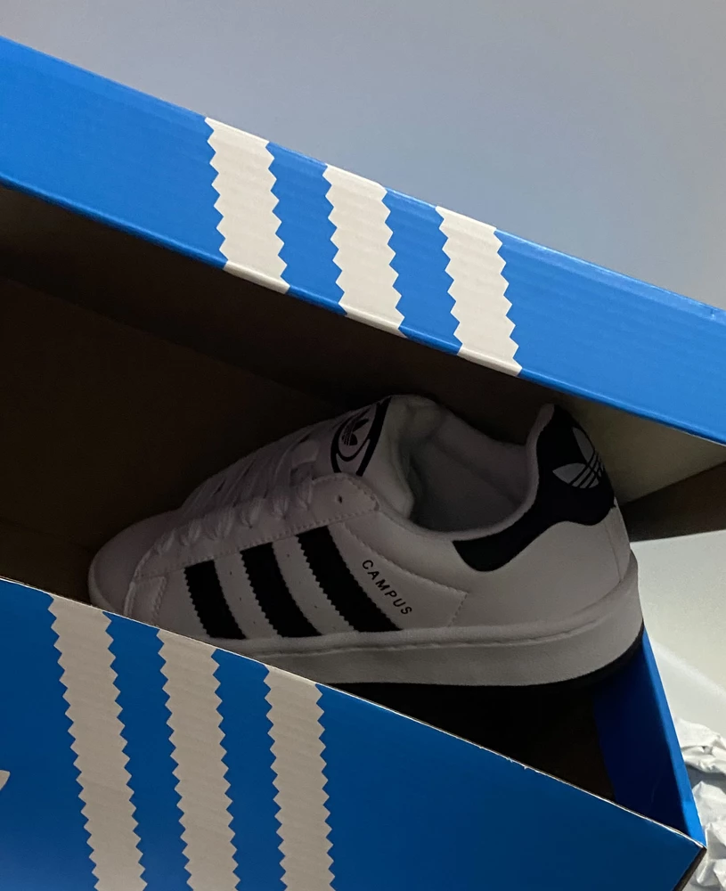 Идут в размер. В комплекте коробка и кроссовки. Немного кривые и видно клей,но в целом за эти деньги много и не стоило ожидать. Для 1,5к нормальные.