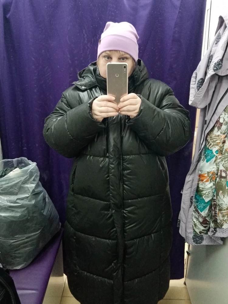 Отличный толстый пуховичек на 35 точно градусов. Молнии работают. Есть внутри подвязка на шнурок на талии. Везде все наполнено хорошо. Карманы на кнопках.Но мне цвет чёрный не подошёл. А так длина ниже колен. Капюшен отстегивается. Р58черный но мне было в нем свободно. Рукава у кого руки полные не узкие. Мне с кофта и  не все пуховики лезут. Так что берите рекомендую тем более сейчас не сезон за такую цену.