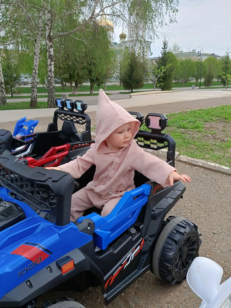 Этот комбинезон наша любовь ❤️ покупала   на 5месяцев, носили с радостью. Сейчас нам 1,3 заказала новый большего размера и другого цвета. Просто бомба. Очень удобный, красивый, вообщем классный. Берите не пожалеете 👍