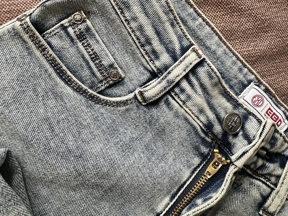 Цвет приятный, грязновато голубой, ткань отлично тянется, фурнитура хорошая!