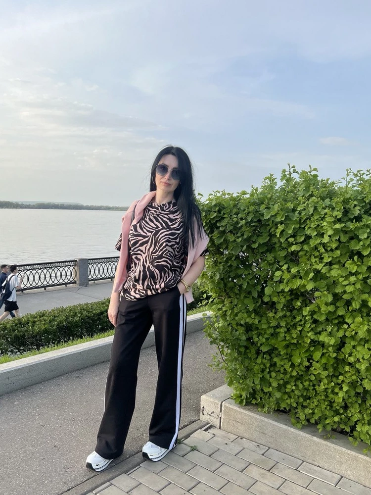 Классные и качество и внешний вид)рост 163 ,заказывала двое на выбор,мой размер 42,но 42/152 очень узкие в талии, поэтому 42/164 отлично сели,но они длиннее,в принципе,как я и хотела под кросовки на платформе)