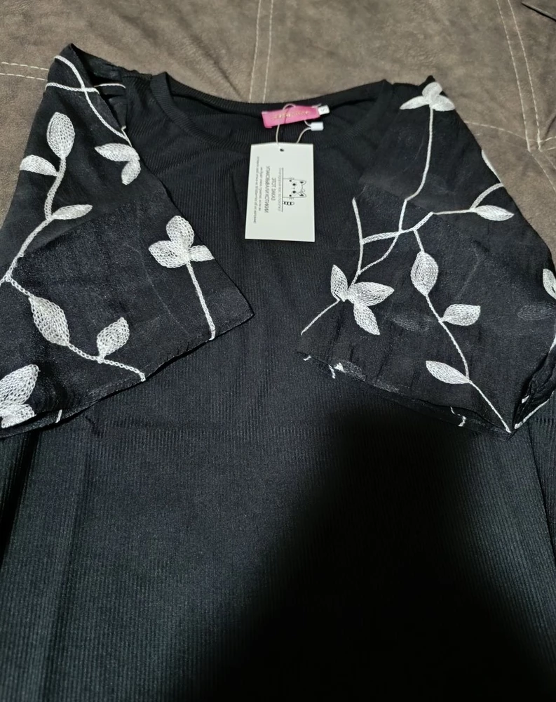 Элегантная блузка, смотрится одновременно строго и нарядно. Ткань приятная к телу, лёгкая, не жаркая. Рукава очень украшают блузку. Спасибо котикам)))