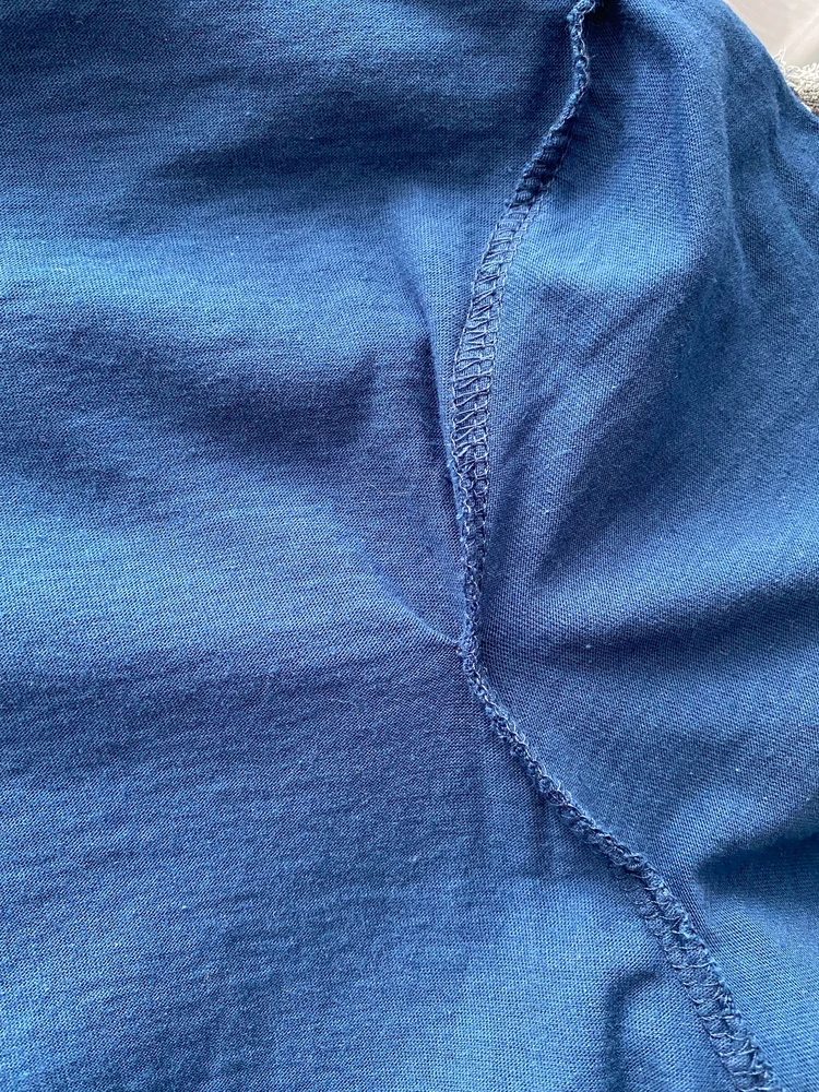 Брак возле рукава, сразу не заметила
После 1 стирки футболку перекрутило