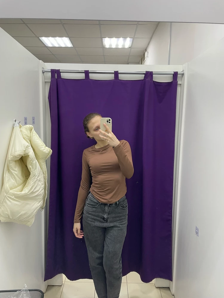 Материал не понятный , мой размер весит как мешок , выбрала лонгслив усдругого продавца . 5 звезд для мотивации