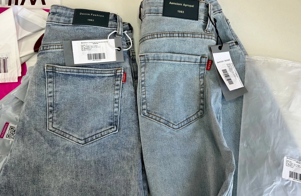 Заказала джинсы в 2х размерах, пришли абсолютно разные джинсы, отличались цвет, бирки и качество (у вторых торчали нитки, имелись непростроченные швы)
При чем на обоих джинсах бирка продавца была правильная