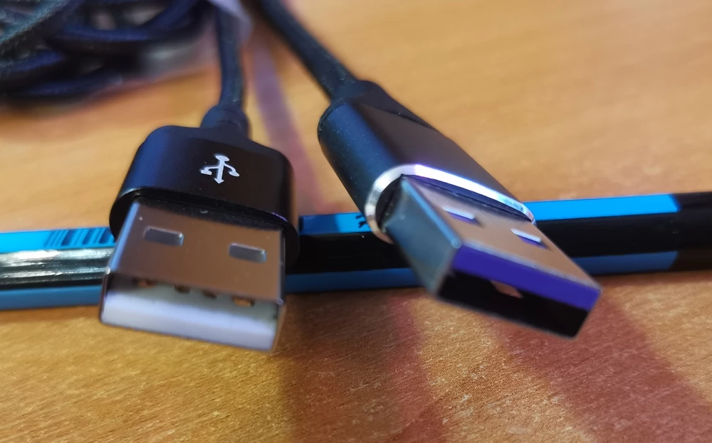 Обычный кабель, никакой быстрой зарядки. Разъем USB внутри обычного белого цвета, сам провод тонкий. На фото справа, для примера, кабель который действительно поддерживает быструю зарядку.