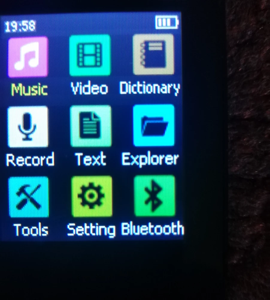 Маленький, аккуратный мп3 плеер. Легко в управлении, но при установке языка, меню остаётся неизменным.
 *** Использую только с наушниками от разъёма.
Легко подключился к Bluetooth наушникам.
Непрерывное воспроизведение музыки около 11 часов.
Полная зарядка примерно через 1 - 1:30.
Пришел с полной зарядкой.
Внутренней памяти 16 gb.
Для меня этого более чем достаточно.
С завода идёт с двумя песнями(можно удалить), текст и др. Скорее всего для примера.
Радио не могла выключить минут 5🤦‍♀️ пока наушники не выдернула.
Там явно бы не помешала кнопка ВЫКЛ.
Во всяком случае, я довольно.
К телефону по блютуз НЕ ПОДКЛЮЧИЛСЯ, не к одному. Песни закинула только через комп.
И ещё, почему-то слетела дата, но время осталось прежним.  ***