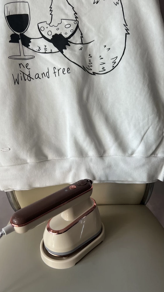 Отпариватель отлично отпаривает. Компактный и удобный.  Можно бпать с собой в поездки.