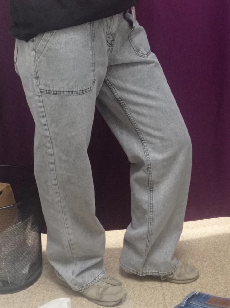 Джинсы плотные, но не жёсткие. На об 96, от 72 джинсы размера 46 сели свободно. На рост 173 длинные, но подшивать бы не стала. В бёдрах, как мне кажется, увеличили. В целом, штаны удобные, мягкие, но отказалась, не моё.