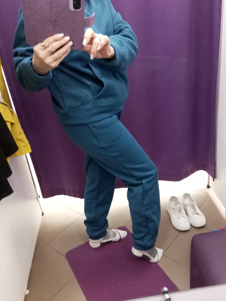 Хороший, но кофту хотелось чуть-чуть подлиннее. На осень и зиму ❄ самое то.брюки немного длинноваты. Начёс не лезет. Советую. Цвет как на фото . Продавцу спасибо, но в  капюшон нужен шнур...