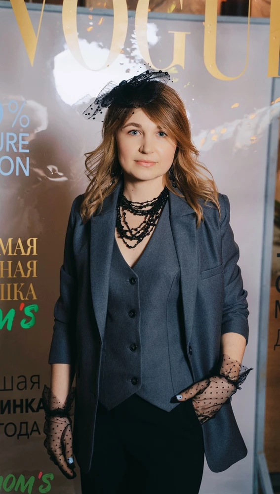 Покупала жилет+пиджак очень довольна , на рост 160 вес 55 и маленькую грудь 42р жилета сел отлично