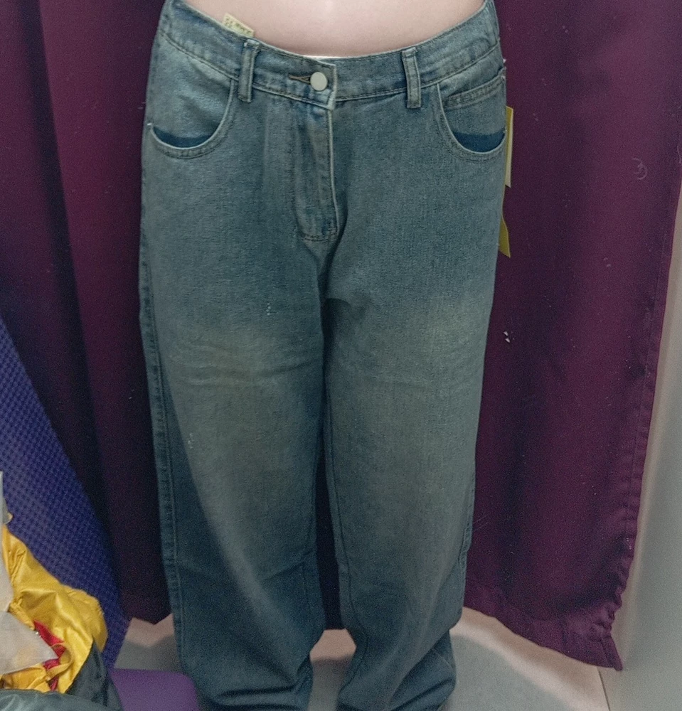 джинсы лёгкие, на лето самое то, за свою цену просто прелесть!!
одним словом находка!)
покупайте, не ошибётесь
(на рост 160 см взяла xl)