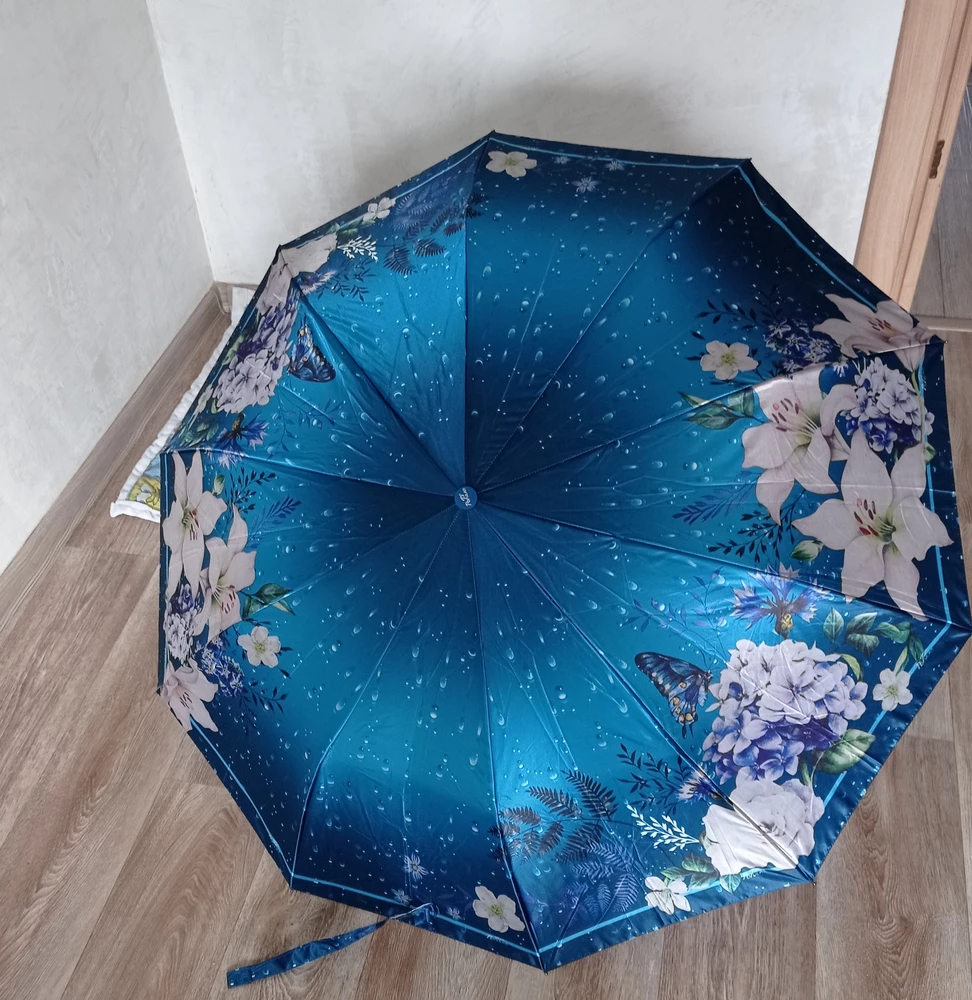 Отличный зонт, яркий, красивый, большой.