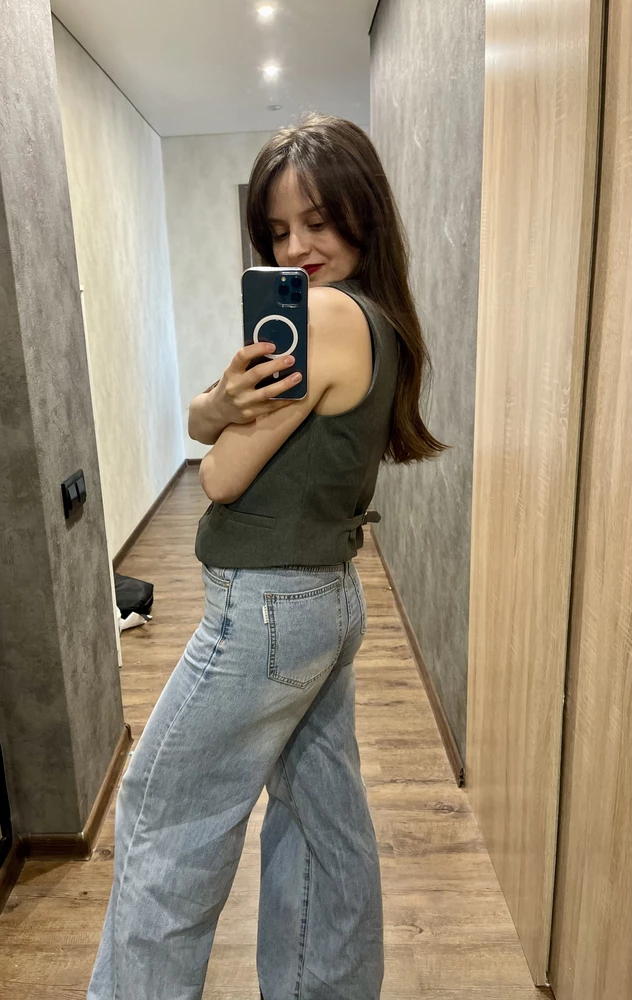 Ткань плотная, приятная к телу. Хорошо держит форму, сзади утягивается если надо.  Можно создать кучу образов с такой жилеткой