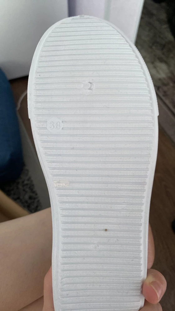 Взяла 38р ,ношу 37,маломерят ,не на широкую ногу..