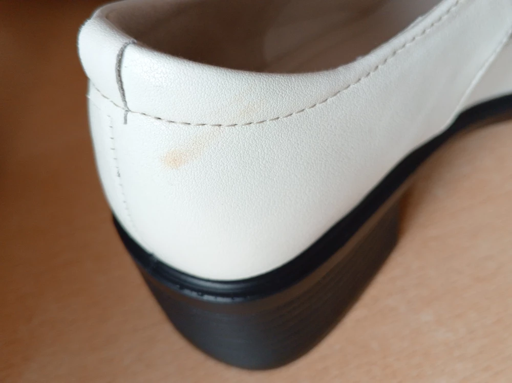 Туфельки хорошие, на 37 подошел 37, легкие, удобные -это из плюсов. Из минусов, ремешок на липучке, цвет не молочные, а чисто белый и на одной туфле на пятке жёлтое пятно.