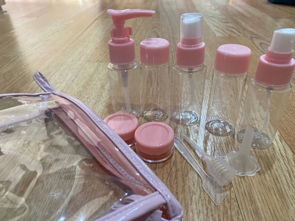 Набор просто шикарный!! Все, что нужно для поездки. Покупала для себя в спорт зал, использую еще и для командировок. Очень качественные флакончики, удобные. Есть наклейки для баночек, чтобы не перепутать их. Рекомендую 1000%, закажу еще на подарок.