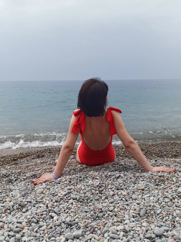 Очень качественный купальник. Два года эксплуатации, не выгорел, выглядит идеально.