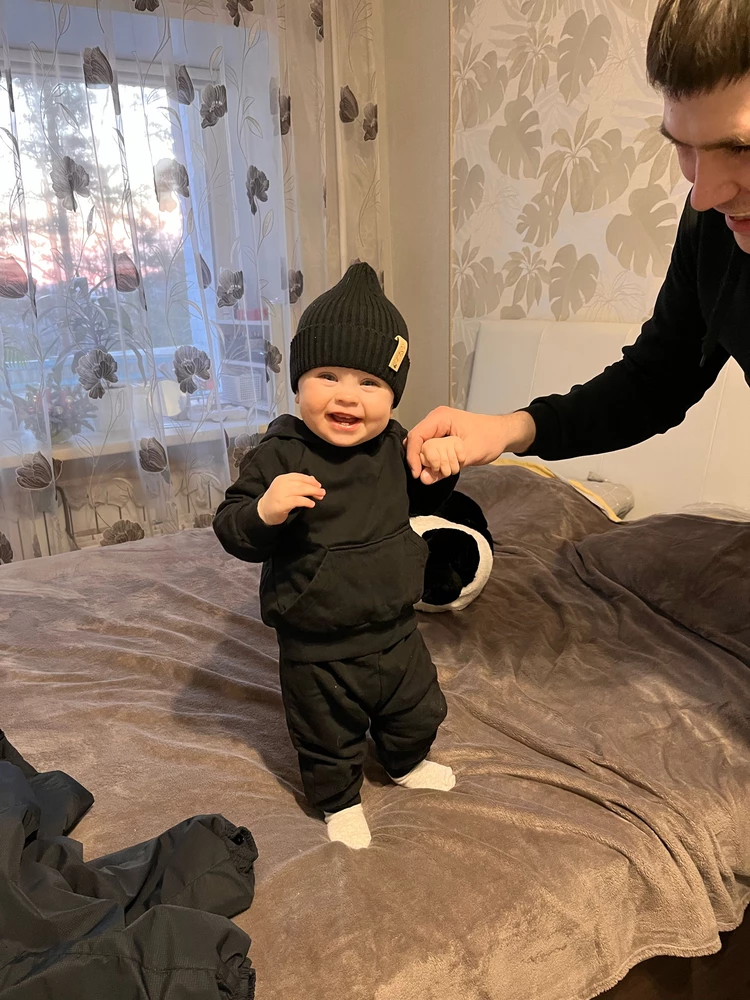 Замечательный костюм. Хорошее качество, нитки не торчат. На рост ребёнка 80 см взяла 86 размер. Идёт в размер, так что запас есть, как и хотела) думаю на лето-осень хватит. Отдельно и штанишки хорошо смотрятся с другими вещами, и кофта тоже с другими вещами смотрится классно)