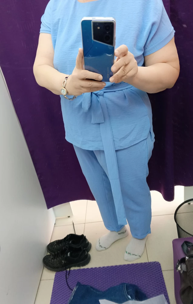 Замечательный костюмчик! Что омрачило покупку: он приехал ко мне после кого- то. Кофта была вывернута наизнанку и воняла потом !! Ужас какой - то. Такое чувство как будто его вместе с этикеткой носили   несколько  дней 2-3 может быть аккуратно  и вернули ! Минус к карме этой женщине! Совесть надо иметь.  Я все же примерила этот костюмчик, он был последний . Взяла его. Он меня украшает, а это главное.