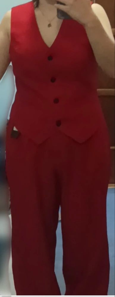 Идеальный жилет, на мой о/т 79 сел именно так, как мне нужно - не обтягивает, но и не слишком свободный ) с брюками от этого же комплекта смотрится просто великолепно ✨на фото не так хорошо передается, но, цвет холодный темно-красный, ближе к нейтральному, швы обработаны хорошо, торчащих ниток и затяжек нет) ткань качественная, приятная, плотная, скорее на осень-весну и нежаркое лето, думаю долго прослужит, однозначно рекомендую ))