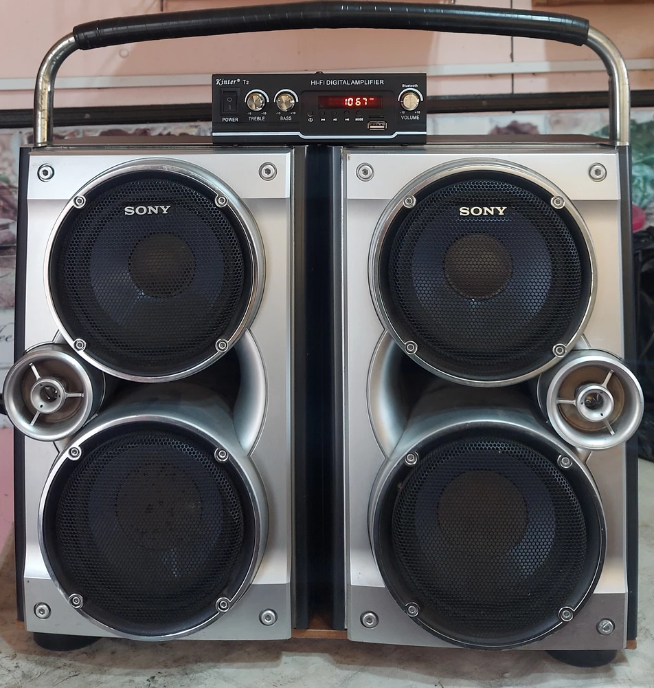 HI-FI там конечно нет,2 по 35 тянет.Для горажно огородной озвучки отлично.Радио хорошо ловит,боютуз кнэктится мнгновенно.За эти копейки хороший вариант для фоновой музыки.