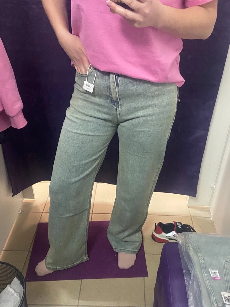 Эти джинсы - находка для меня, красивые, отличный материал, удобный крой👌 Мне важно, чтобы джинсы сидели классно и скрывали недостатки фигуры. Хороший пошив, тянутся, идут в размер, стильно смотрятся. Покупкой осталась очень довольна!