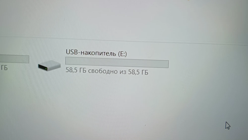 В паспорте товара заявленный объем памяти 64 Гб, а по факту 58,5 Гб. Фото прилагаю. За это минус 1 ⭐