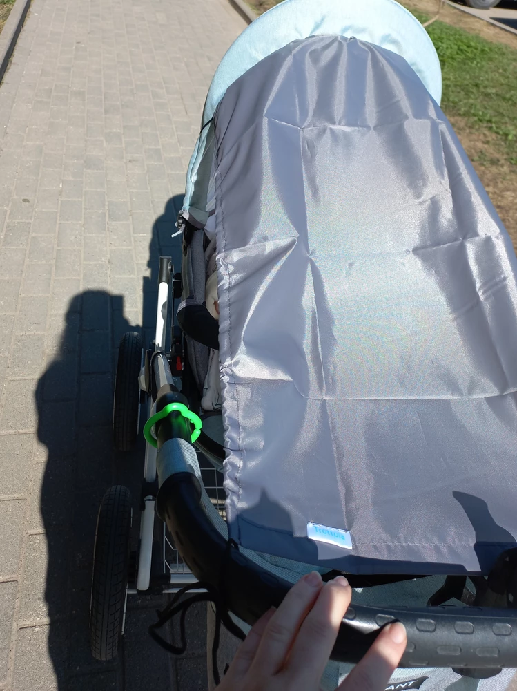 Хорошая вещь. Учитывая то, что как только стало тепло, мы вообще не могли гулять с ребёнком, солнце малышу постоянно слепило глаза из-за этого слезы, никак не укрыться было. Эта шторка помогает, очень. Спасибо большое! Сегодня гуляли полноценно. У меня ничего не шуршит как пишут в отзывах. Единственное что когда коляску поворачиваешь, солнце может сбоку светить, но опять же, можно просто перекинуть шторку. Пишут маленькая, а какую вы хотели, чтобы полностью коляску закрывала? А чем ребёнок дышать будет в жару? В общем за свою стоимость отличный товар, 9/10) я довольна покупкой. Как только вышли с пвз сразу надели и гуляли без слез 👍