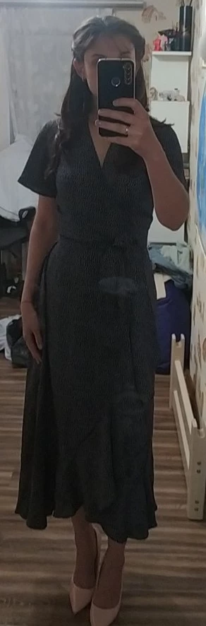 Ткань хорошего качества, приятная к телу. 
Крой платья очень хороший, сшито всё качественно, но в некоторых местах торчали необрезанные нитки. Это не проблема, сама прекрасно с этим справилась😉. Платьем довольна. Цвет графитовый скорее, чем синий.