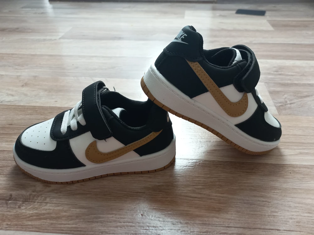 Местами нитки торчат, но не критично. Подошва жетсковата, а так в целом прикольные, ребёнку понравились.