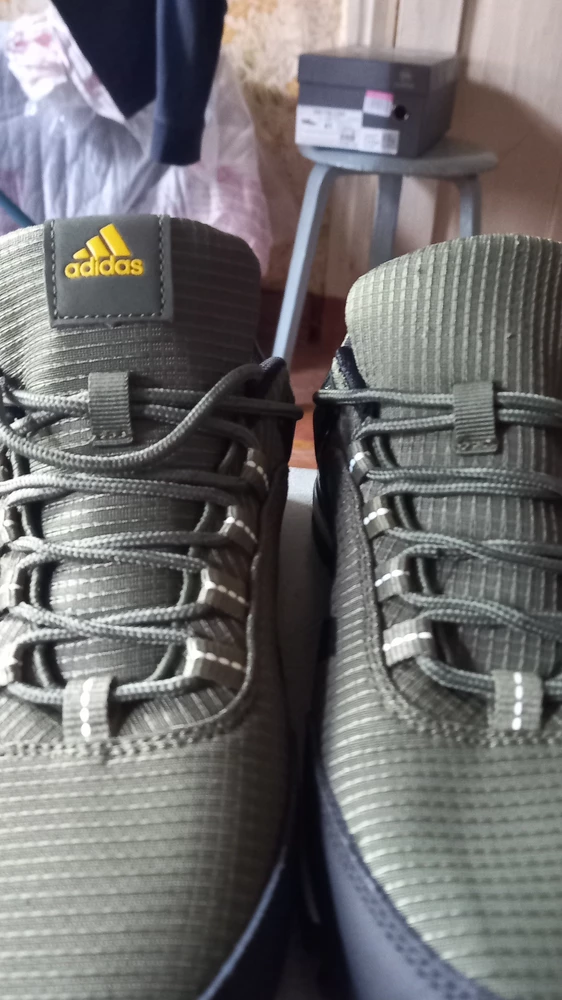 Неожиданно хорошие,вот только на один язык не пришили лейбл  adidas,попросил поменять,жду ответа,очень жду