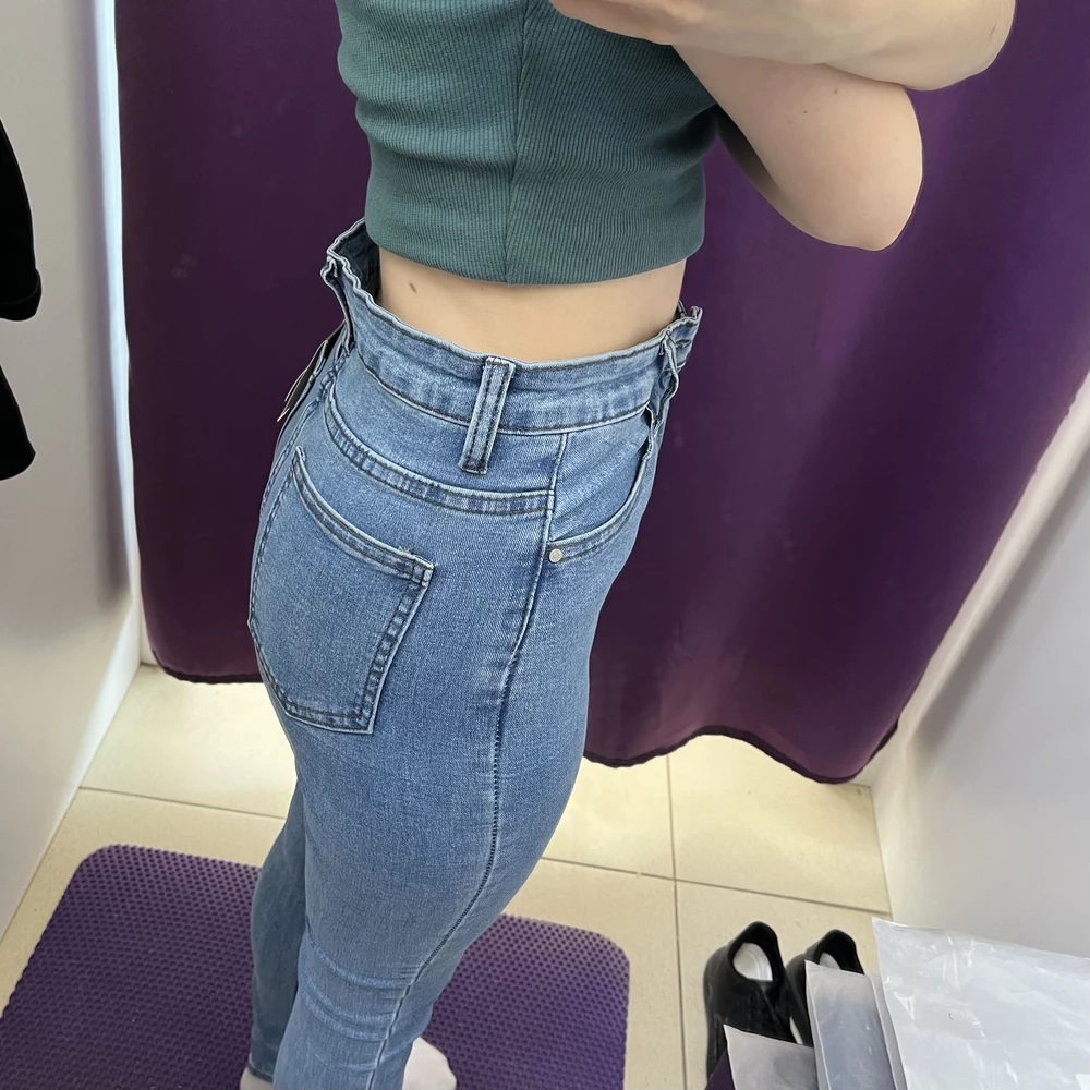 Джинсы маломерят, светлее чем на картинке. В талии большие, не сидят, как будто растянуты в поясе, хотя 25 размер, поэтому возврат