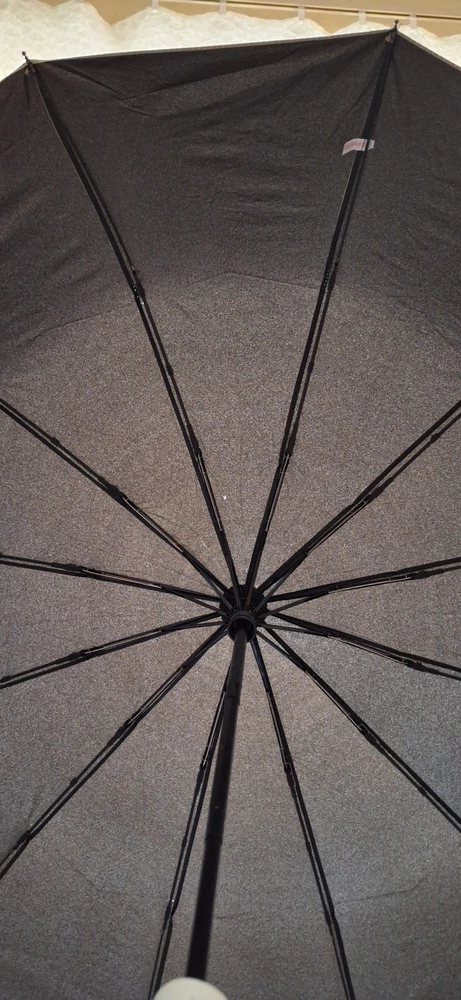 Зонт был хорошо упакован, но при открытии обнаружилась вот такая дырка. Спасибо, продавец, это же самое то для зонта 😐