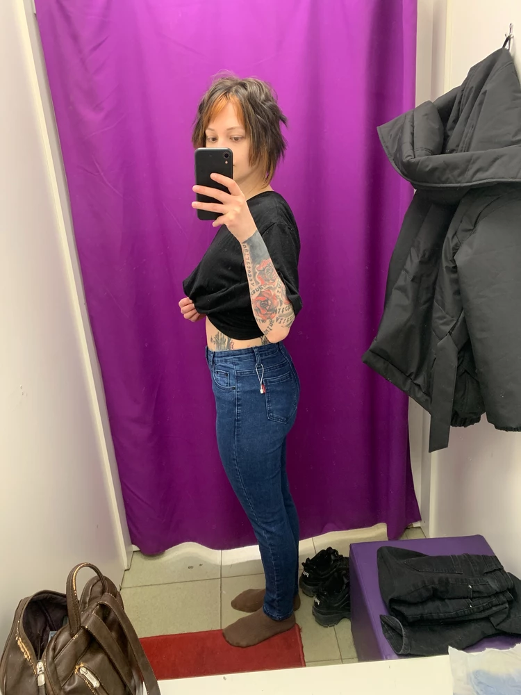 Уже вторые джинсы беру у этого продавца! Пол года носила черные, теперь взяла еще синие. Хорошо тянутся, мягенькие. При дневном свете цвет красивее :) Мои мерки: 85-70-103, рост 170.