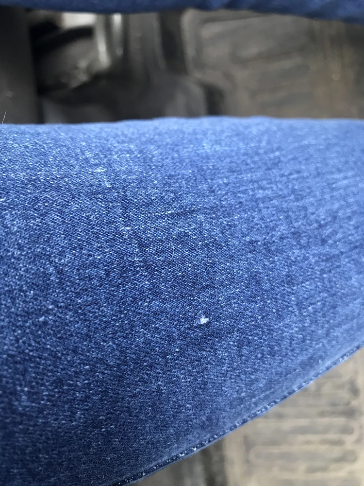 Снимаю звезду за небольшой брак. На обеих штанинах присутствует полосность и на правой еще петелька торчащая. Заказывала 2а разных размера и на обоих джинсах такой одинаковый брак. Выкупила, так как понравились как сидят. И подошли на длинные ноги 😀