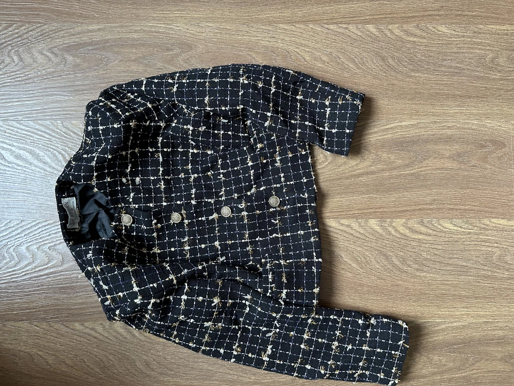 Качественный твидовый жакет.Размер соответствует с таблицей размеров.Все швы ровные.Минусов нет.Всё понравилось.